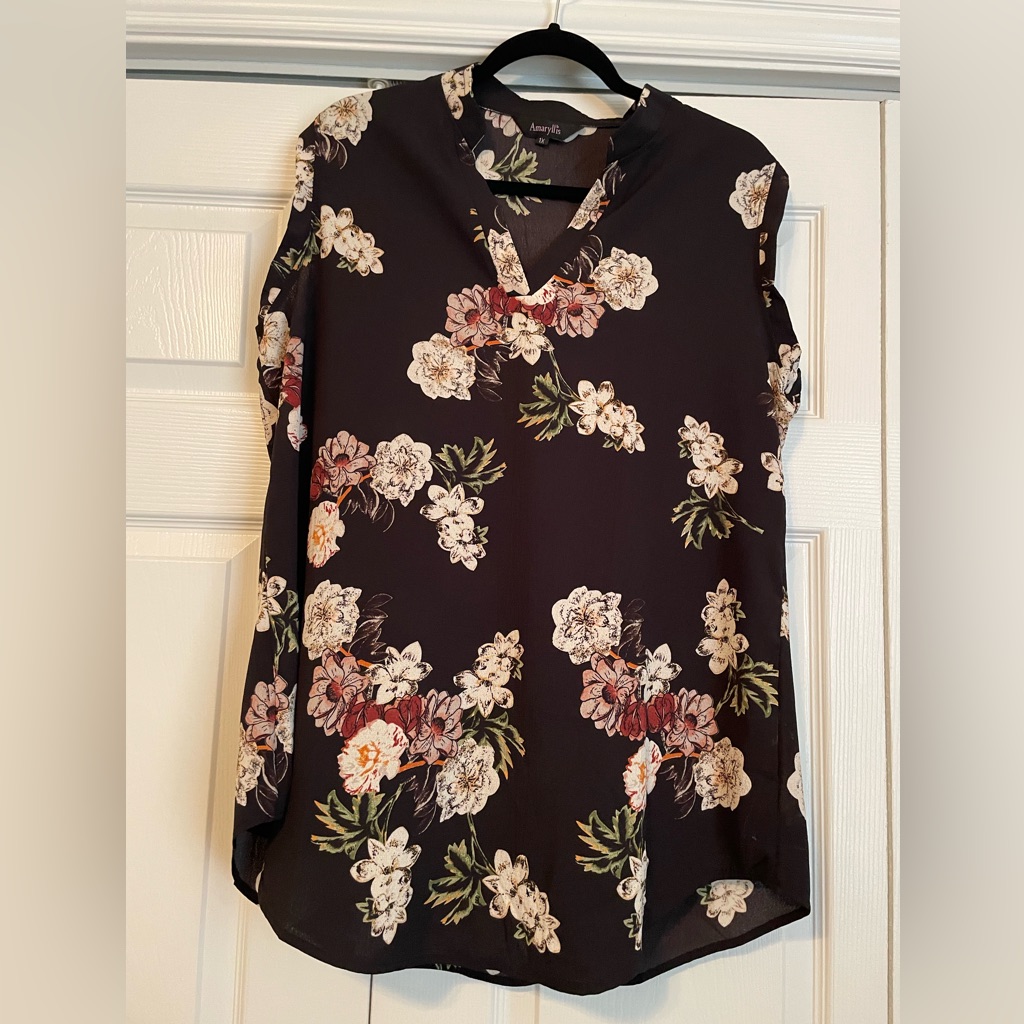 Amaryllis Print Blouse. Mandarin Collar With Floral Print.